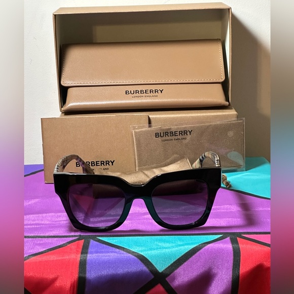 NIB - Burberry Sunglasses - Picture 1 of 10